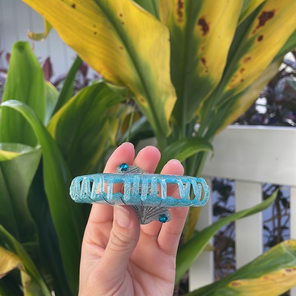 Emi Jay Clip - Picture 3 of 4